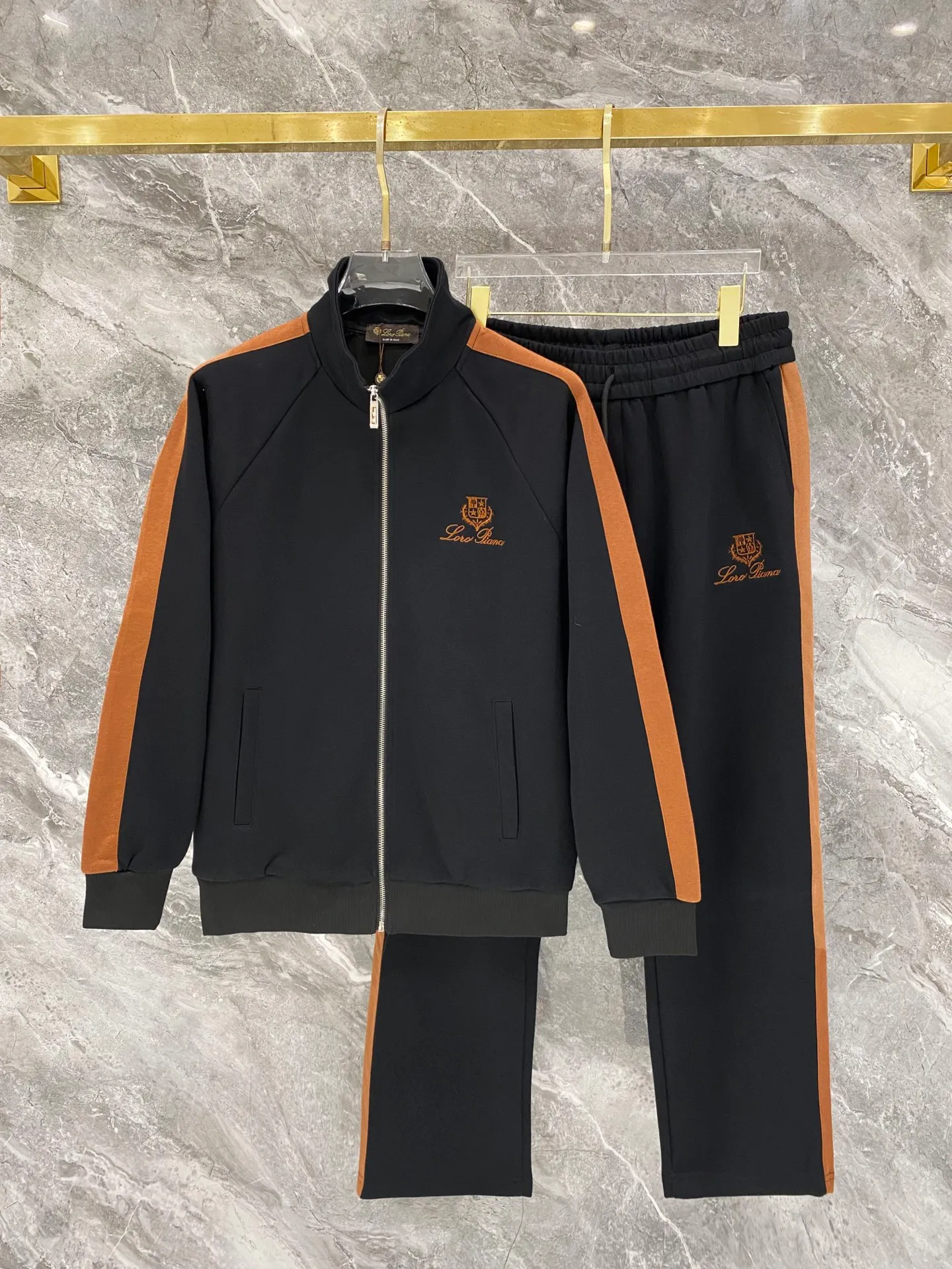 Loro Piana suit 26ss customized top-quality fabric new jacket casual pants, webbing letter embroidery stitching new show products‼ The product is in perfect condition, comfortable and warm, complete with three labels, full and attractive color, very outstanding design, customized hardware accessories can easily enhance the fashion sense, the workmanship is extremely elegant and rigorous, and the wiring is neat and meticulous! A masterpiece from a famous designer! The upper body does not look bloated and is super handsome! Sizes：M～XXXL